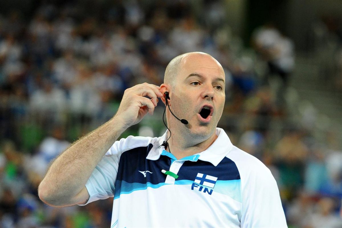 Suomen lentopallomaajoukkueen valmentaja Joel Banks on saanut luottamuslauseen